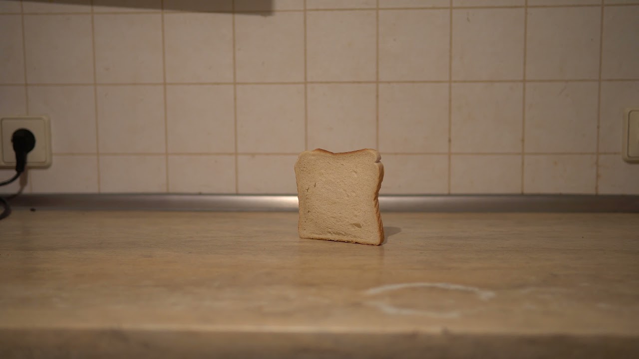 Toastbrot fällt um | 4K