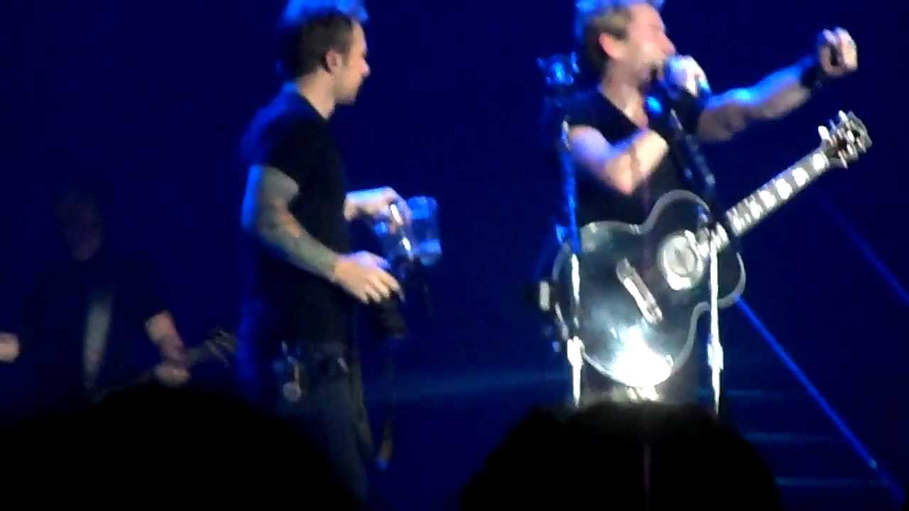 Nickelback do Gangnam Style! LIVE