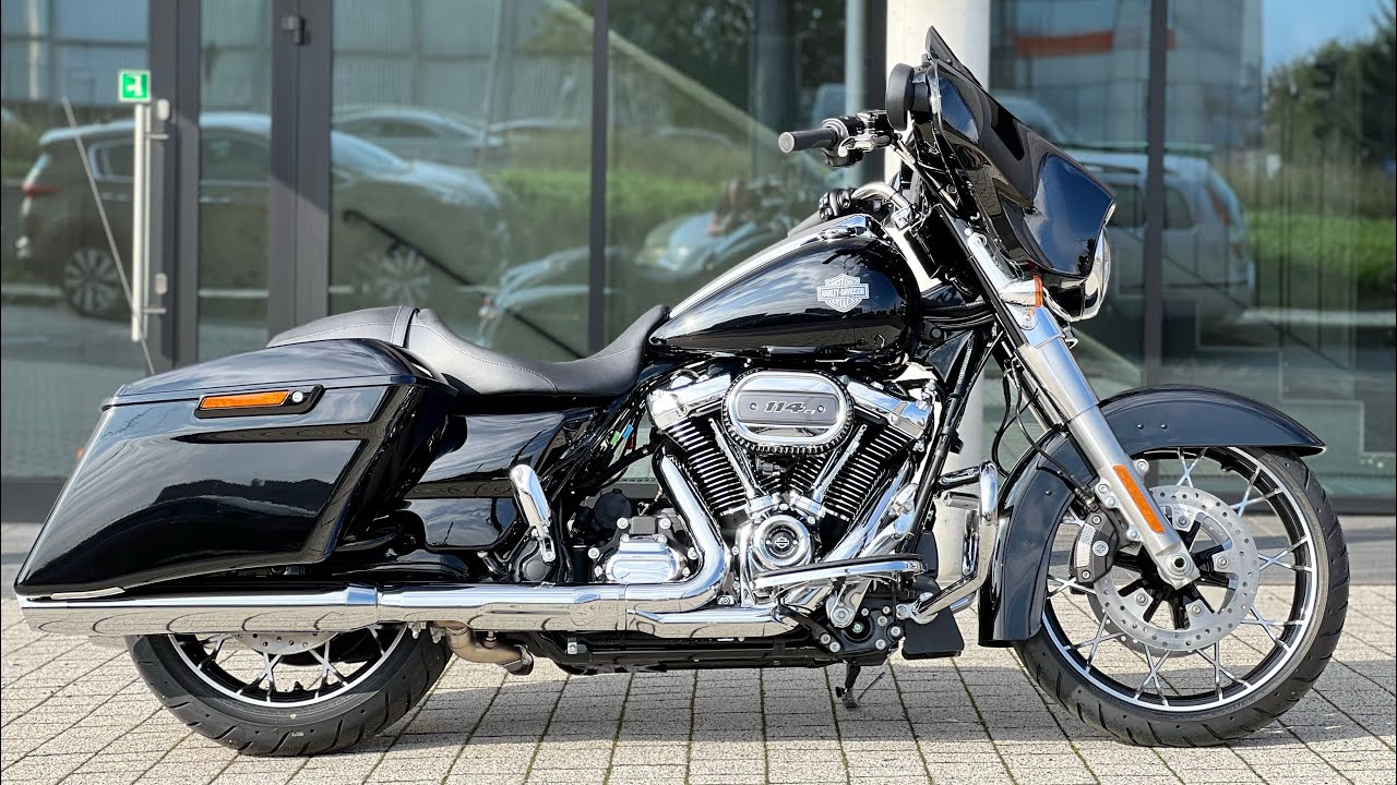 2023 Street Glide™ Special Vivid Black w/ Chrome Trim