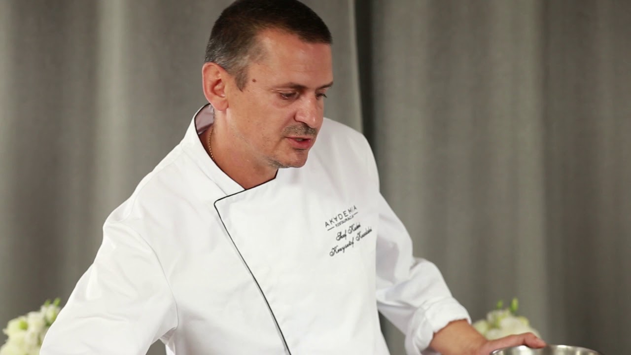 Krzysztof Kowalski - Szef Kuchni Restauracji Akademia przygotowuje Gicz Jagnięcą