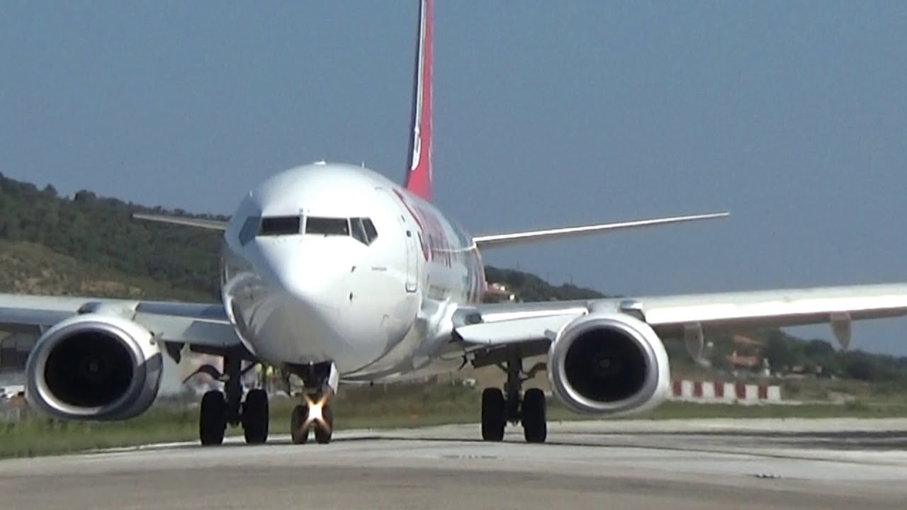 SUNWEB TRANSAVIA 738 LINE UP AT SKIATHOS