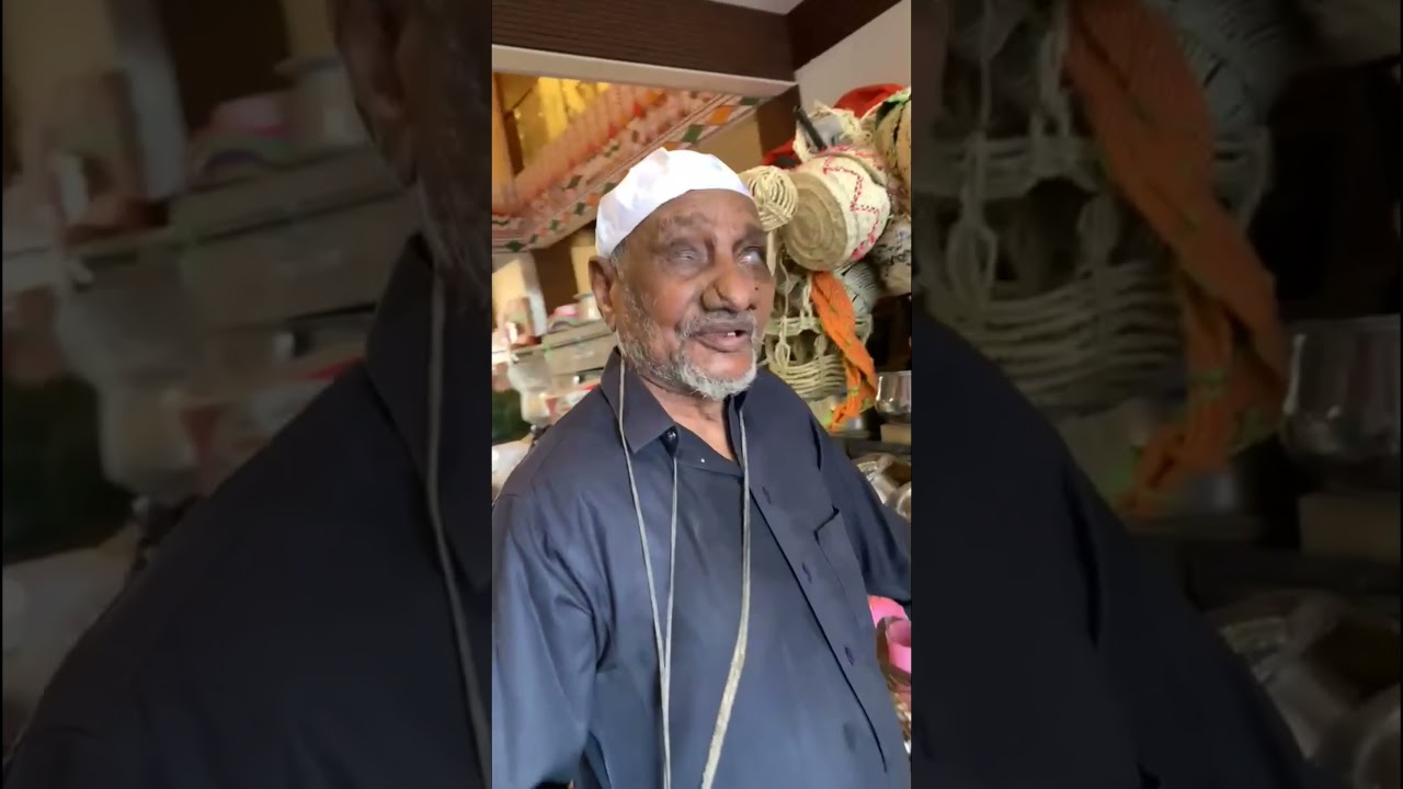 من سوق محايل الشعبي وهذا الوالد الذي سيذهلك رغم انه فاقد للبصر الا انه توكل على الله ثم نفسه رجل