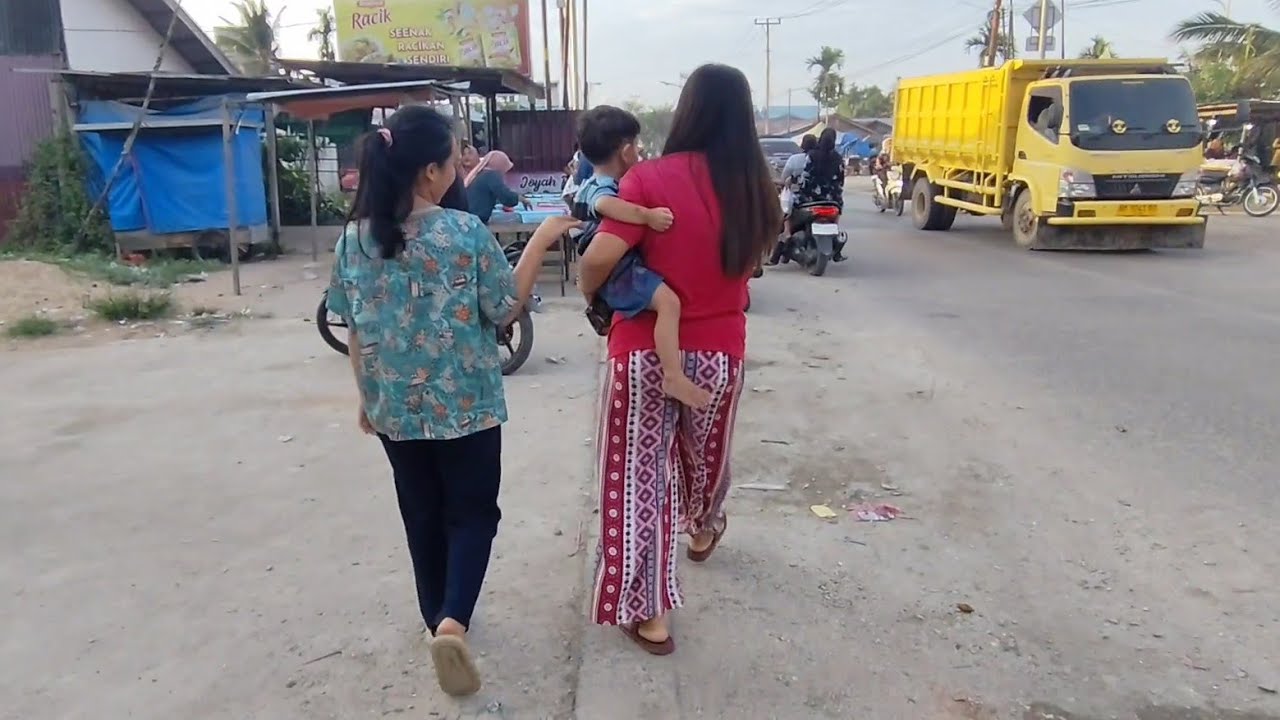 Bawa anak-anak berburu takjil puasa||ramai sekali disini