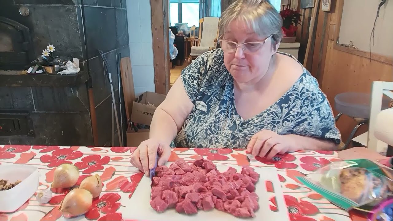 Kausi 2; Jakso 2: Stroganoff ja mummon talvinen hedelm&auml;salaatti - Tapahtuu mummolassa !
