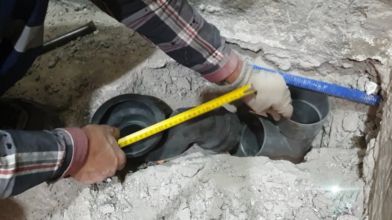 Хотели поставить унитаз, но труба была узкой, поэтому поменяли местами