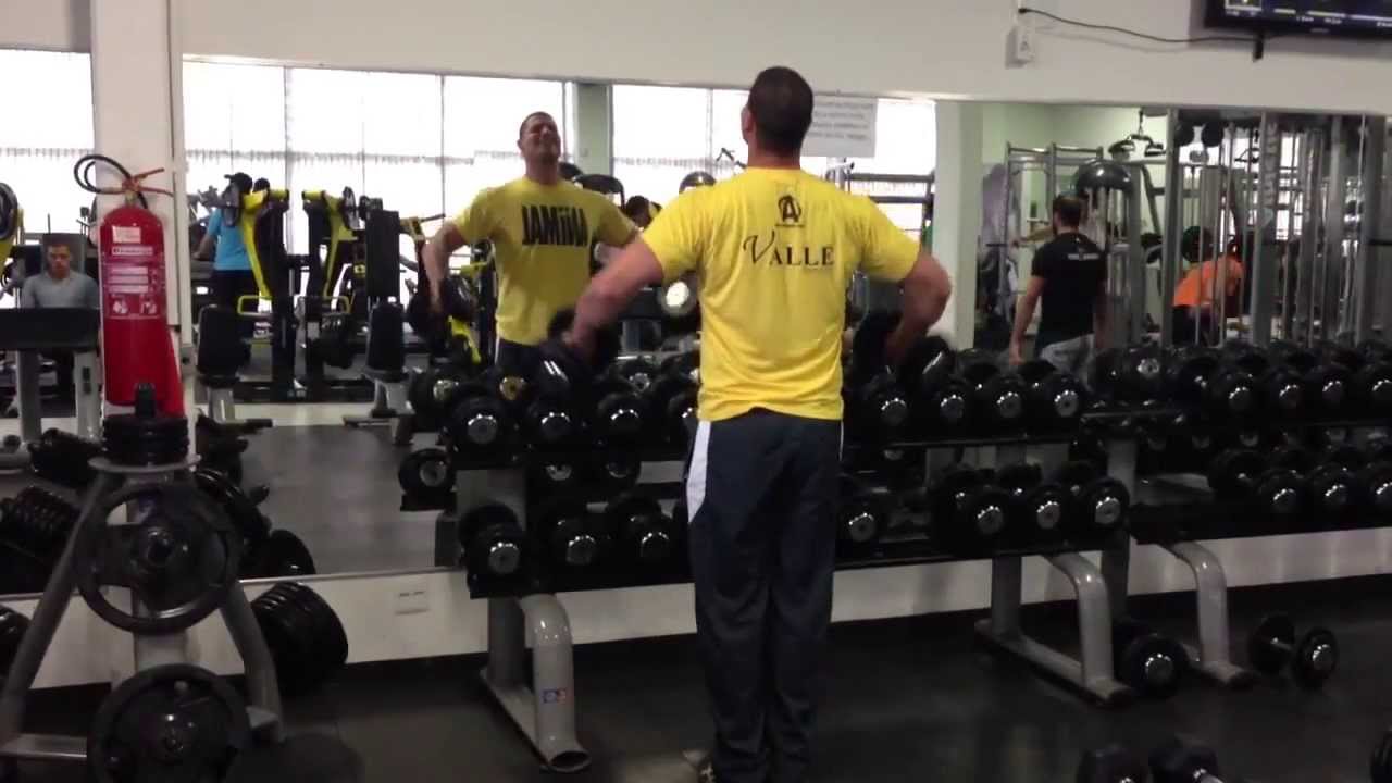 Personal Trainer Iury Ramos executando elevação lateral