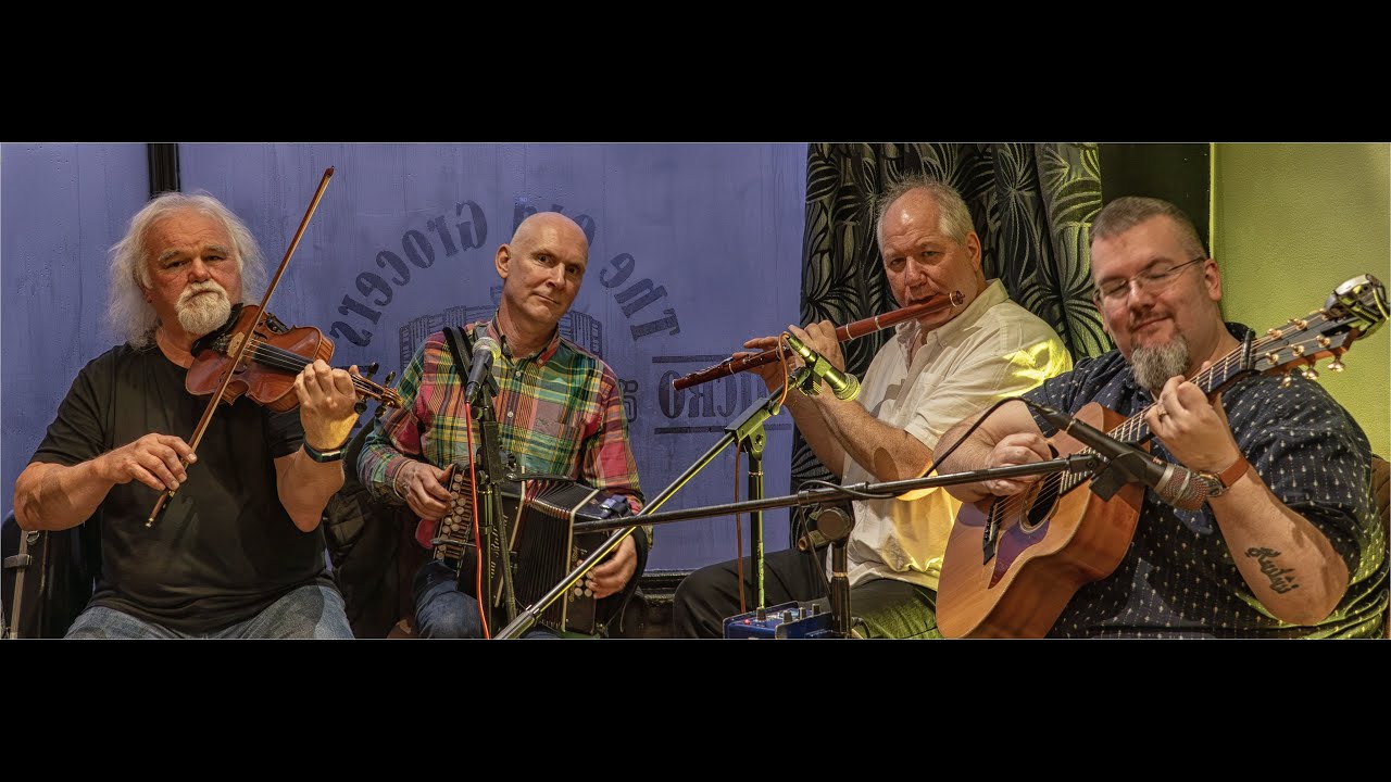 The Hooliemen singing Ramblin Irishman
