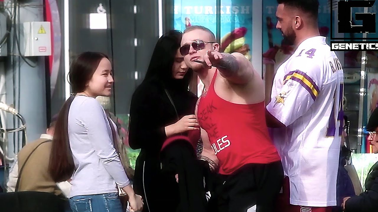 BODIBILDERLAR ISHTIROKIDA BRODVEYDA PRANK