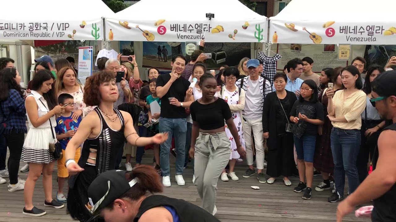 A German girl was dancing in a Latin festival of Seoul