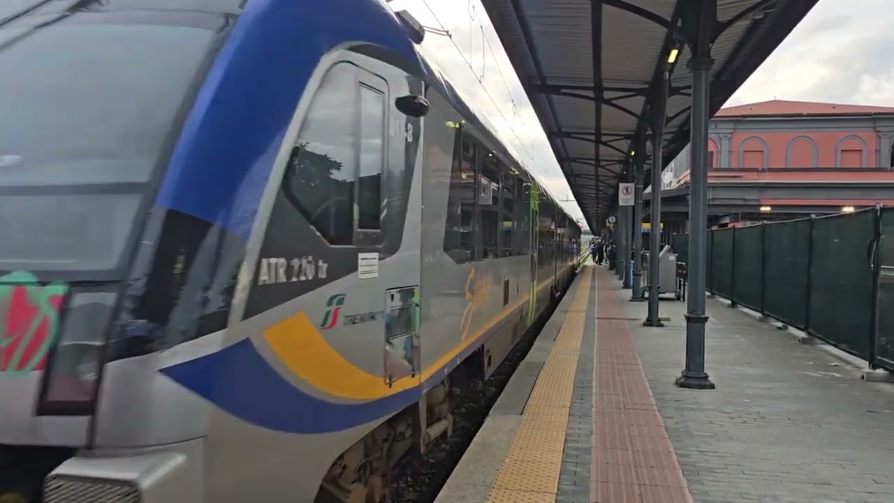 Atr220 002 + 011 in partenza da Lucca per Aulla Lunigiana