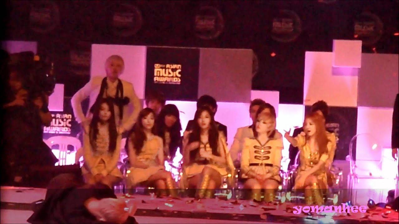 [HD Fancam - Hyuk and SJ focus] 111129 MAMA SG - 2NE1 feat. fanboy Hyuk XD