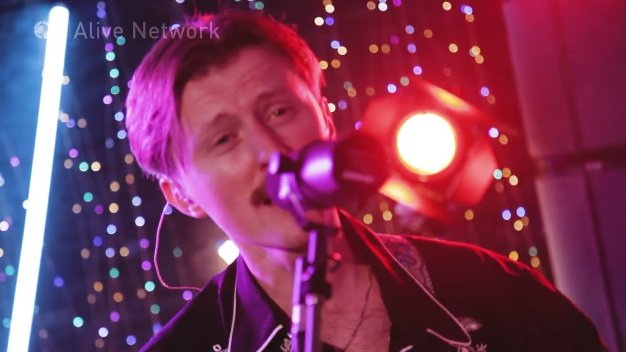 The Kicks 'In Too Deep' / Sum 41 (Cover) Live Wedding Band Surrey - AliveNetwork.com