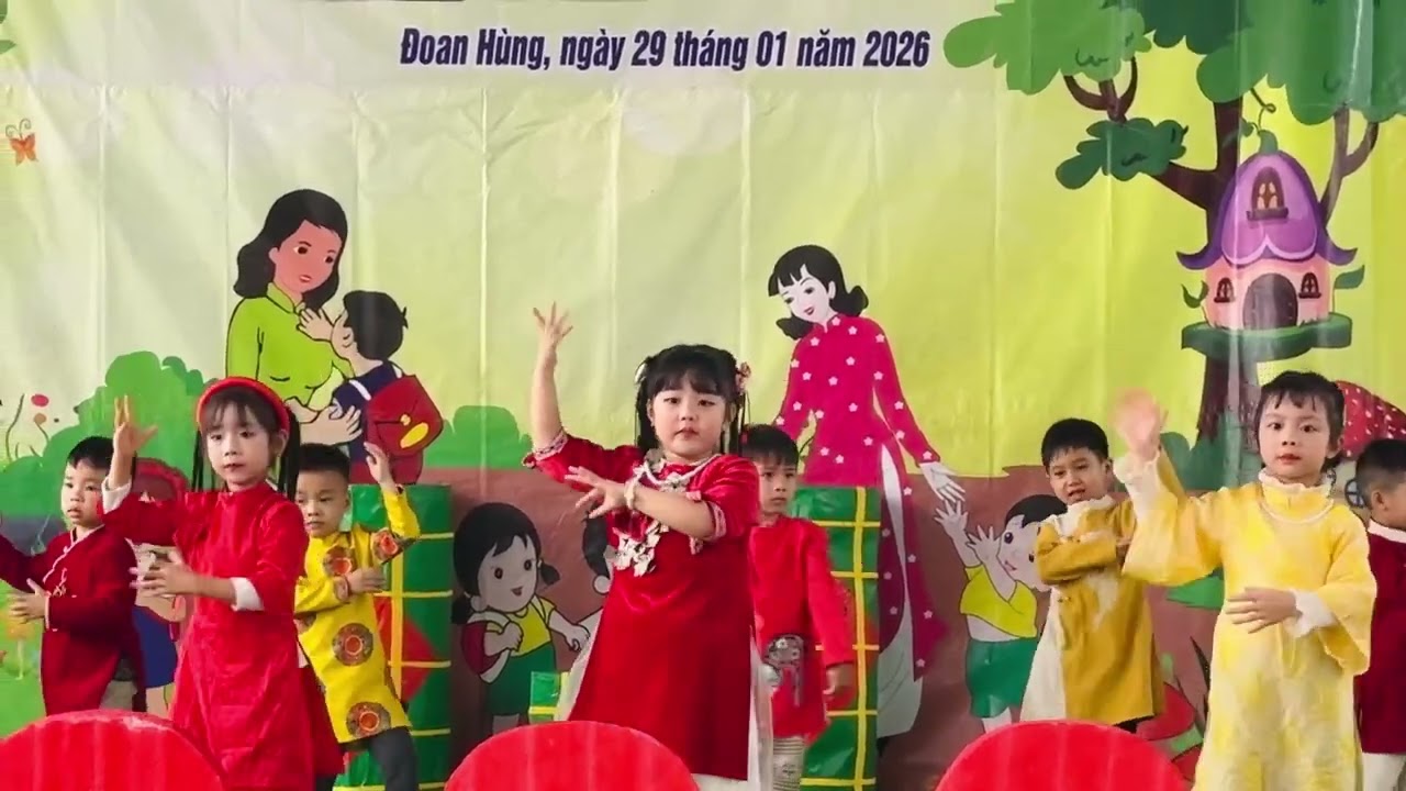 Quỳnh chi 4 tuổi múa Tết ở trường