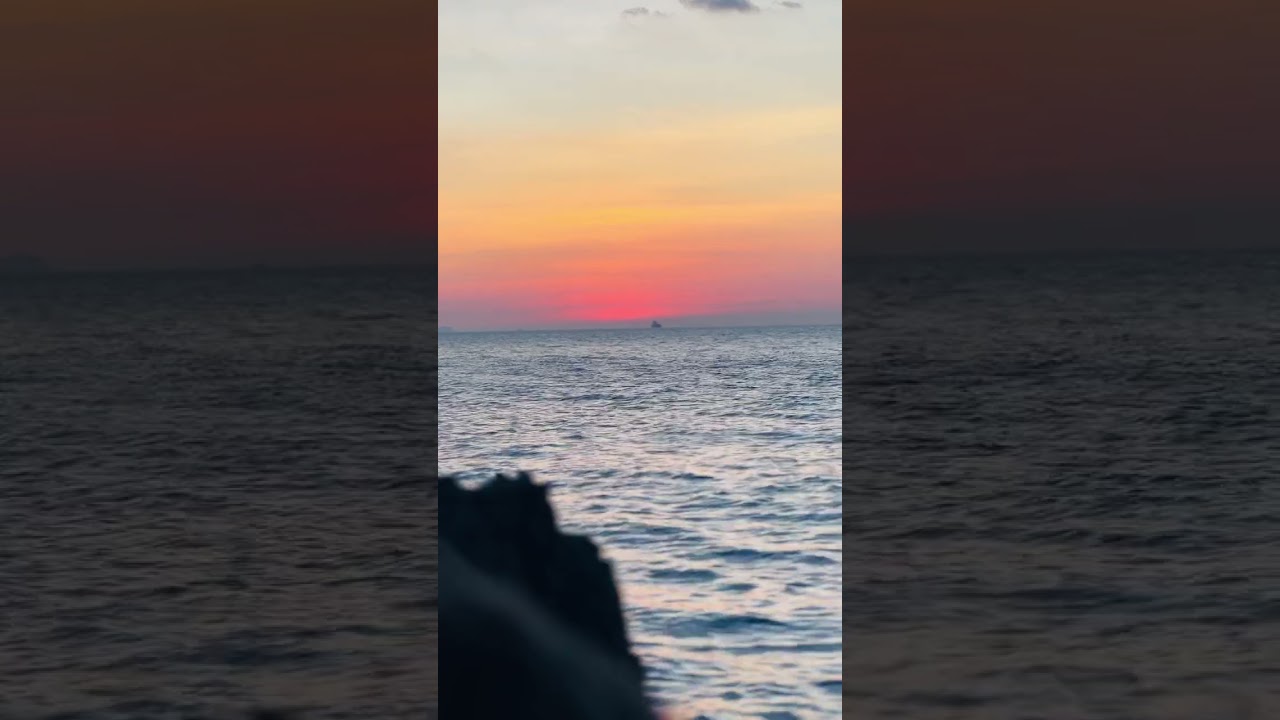 แสงสุดท้ายของวันกับไออุ่นของพระอาทิตย์ริมทะเล เสียงคลื่นทะเล คือความสุขเล็กๆที่ไม่อยากให้จบลงเลย