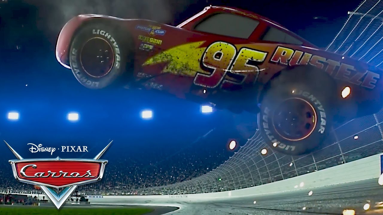 Relâmpago McQueen Bate durante a Corrida | Pixar Carros