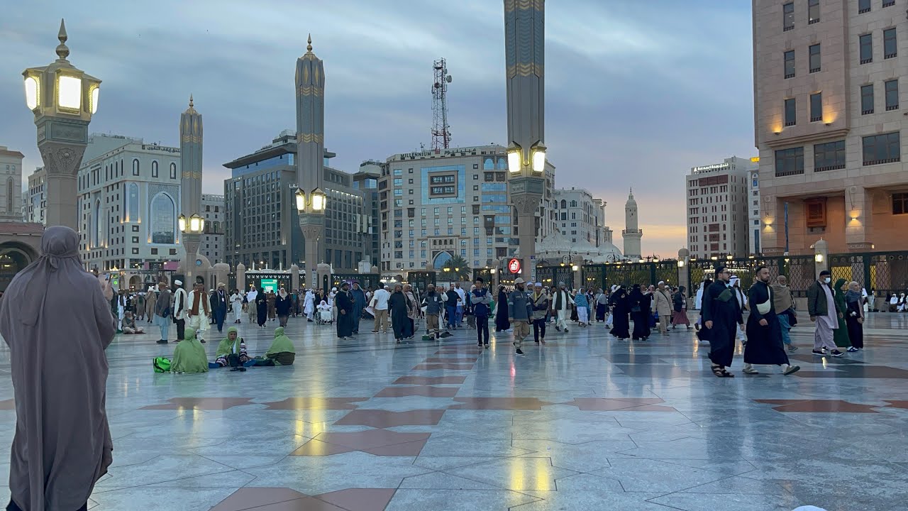 أذان صلاة المغرب وجولة مسائية في ساحات المسجد النبوي المدينة المنورة الحرمين الشريفين السعودية 