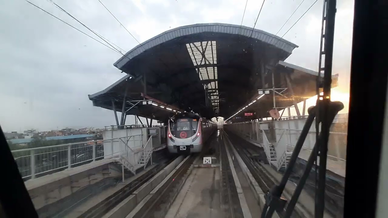 AUTOMATICALLY RUNING METRO IN DELHI FT. PINK LINE