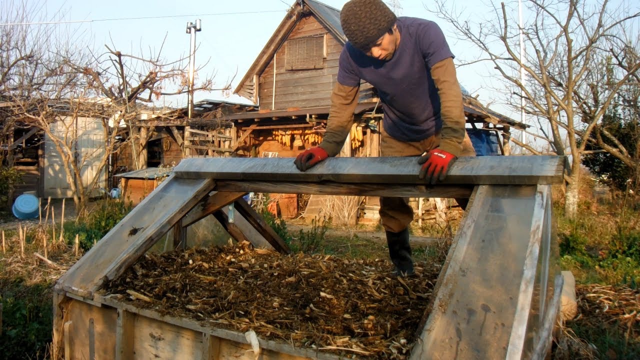 作物の残りや枯れ草を使った踏み込み温床づくり~How to make a hotbed~