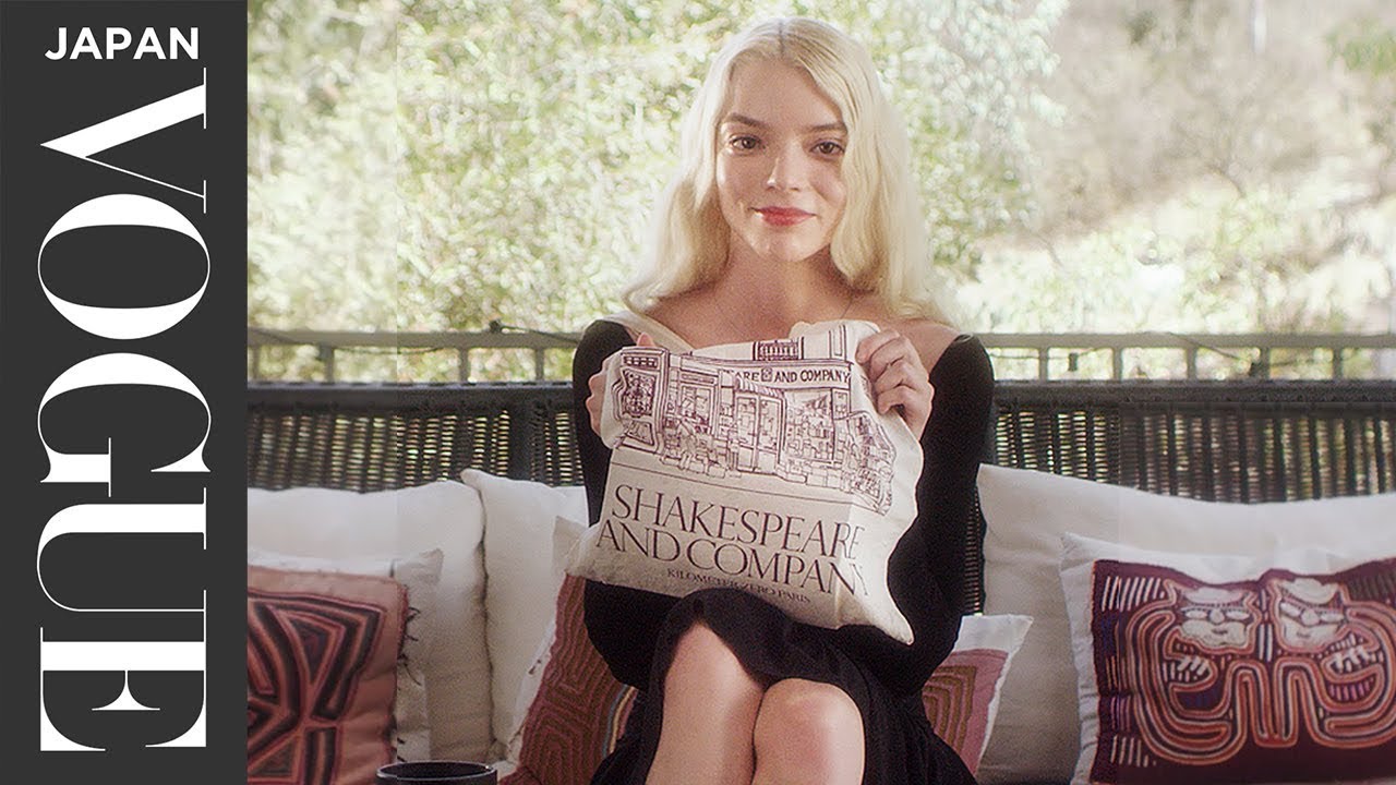 アニャ・テイラー＝ジョイのバッグの中身は？ | In The Bag | VOGUE JAPAN