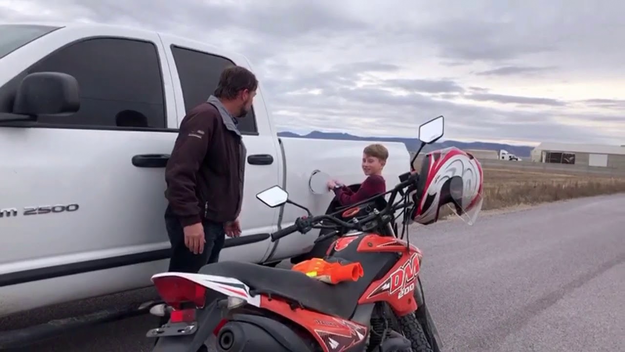 Kyle es üt Diesel jerant mett Papi sien Dodge Truck.  Kyle ran out of diesel with Dad's Dodge pickup