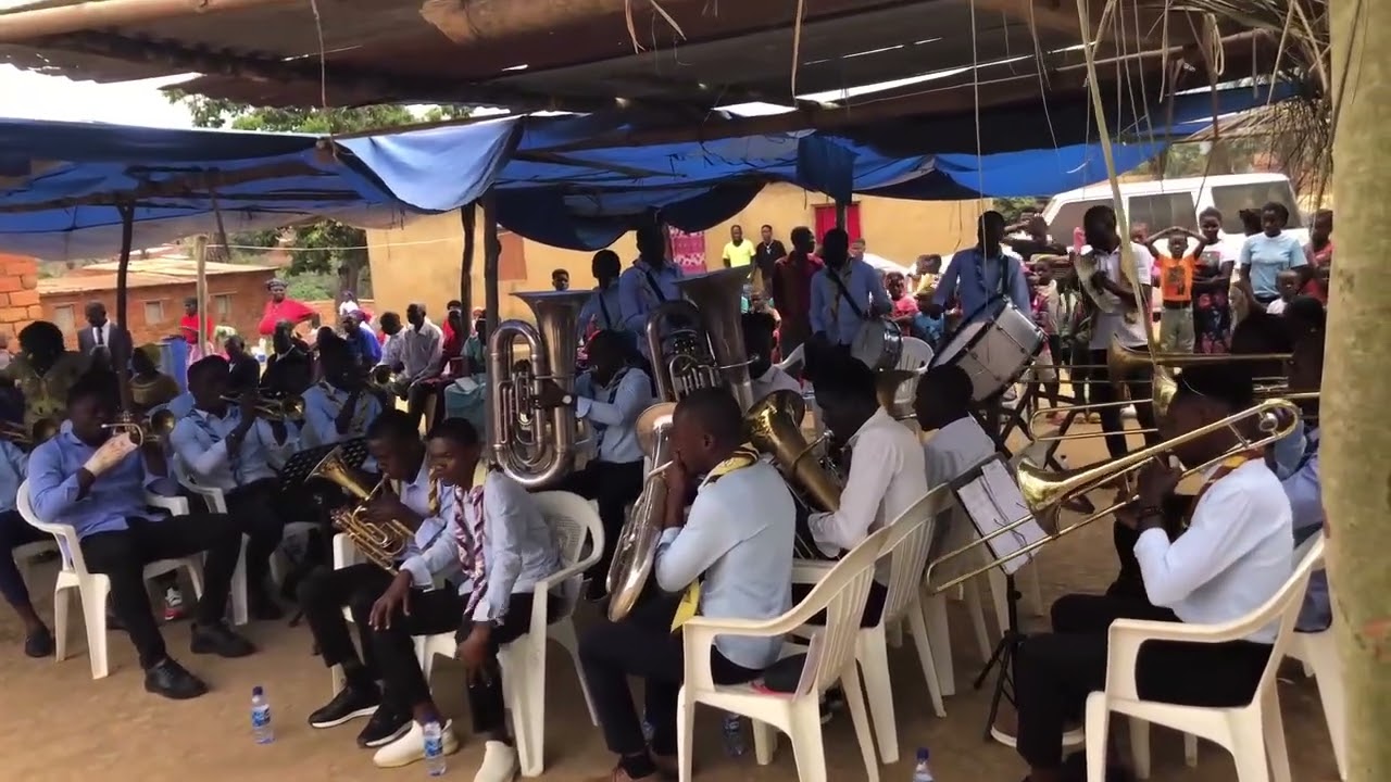 Flacim Animando no culto dominical de acção de graças no Uíge Ambuila 