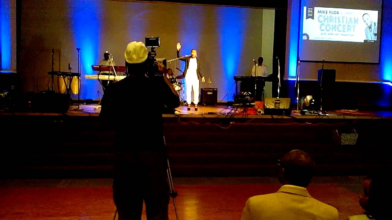 Sr Gracia Ndanzia au  concert du Fr Mike Flor