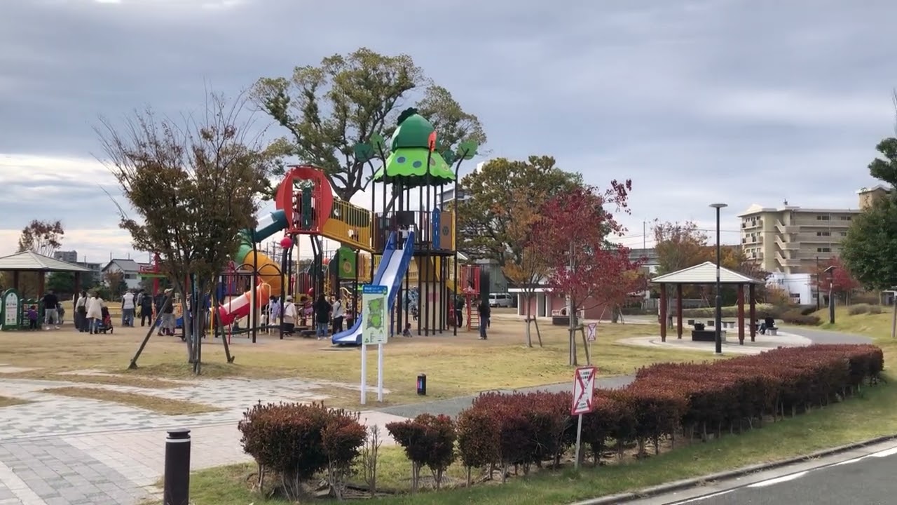 久留米市津福町「津福公園」令和７年１１月２４日。三連休最終日、曇り、若い親子、祖母ちゃんも、じいちゃんも共に訪れていましたよ。子供の成長と日頃とは違った環境の中で、広い公園で遊ぶのもたまにはいいかも！