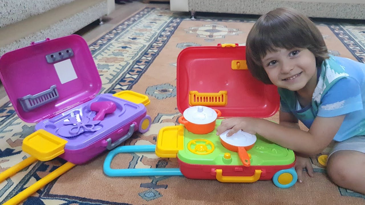 Fatih Selim ve Ela i&ccedil;in kabin boy bavulda kuaf&ouml;r seti ve mutfak seti olan oyuncak &ccedil;ocuk valiz aldık