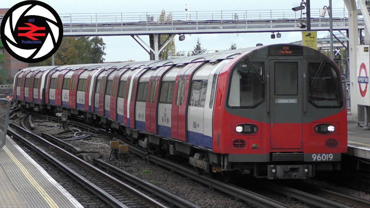 Trains at Wembley Park (Tube) - 26/10/2025