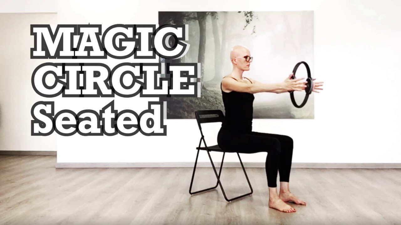 Esercizi di pilates con il magic circle da seduta.