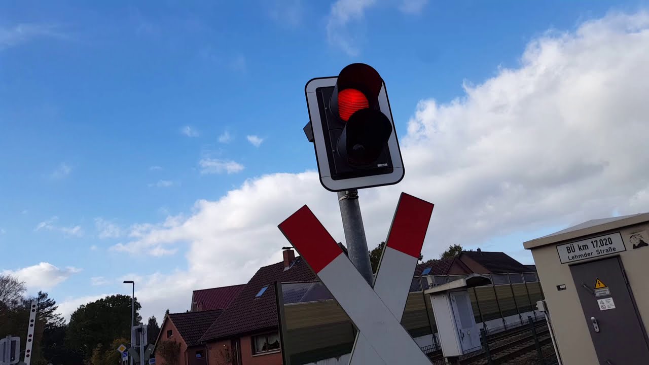 Bahnübergänge mit DIESELLOKOMOTIVE Verkehr Railroad Crossing Spoorwegovergang