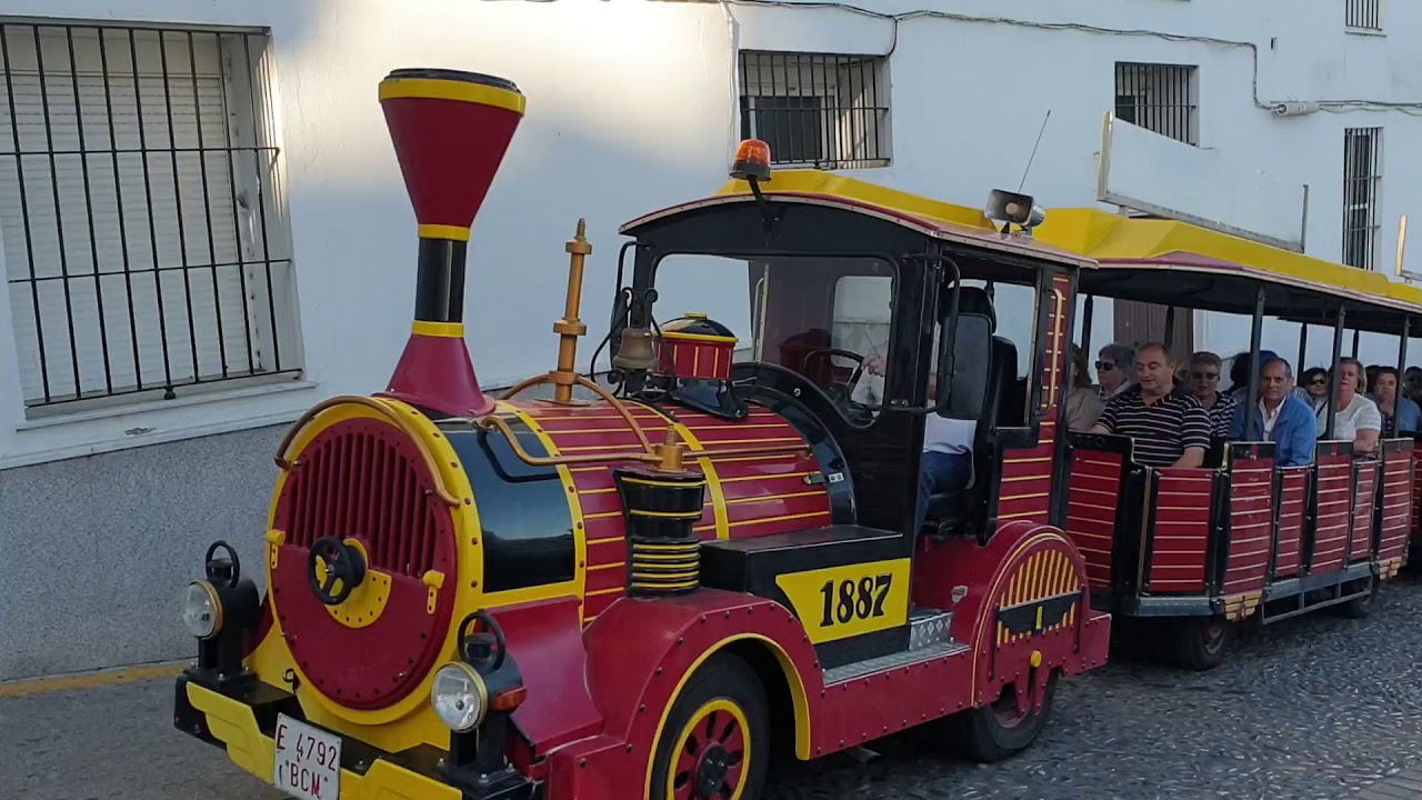 2019-10-03 El tren tur&iacute;stico de Arcos sube la Cuesta Bel&eacute;n.