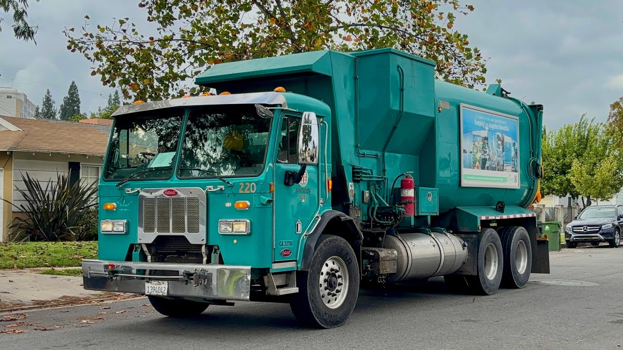 Rebodied L.A. Sanitation Garbage Truck (36220)