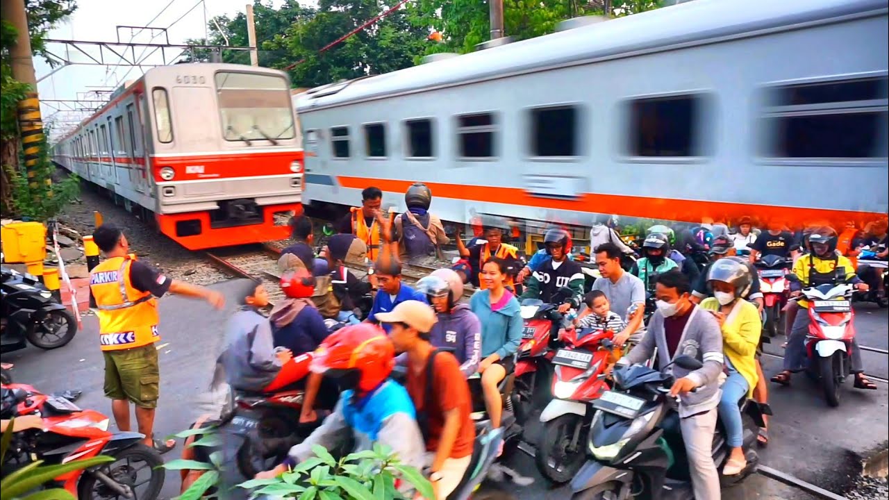 🔴kereta panjang melintas digang sentiong, perlintasan terpadat ini yang dilakukan relawan