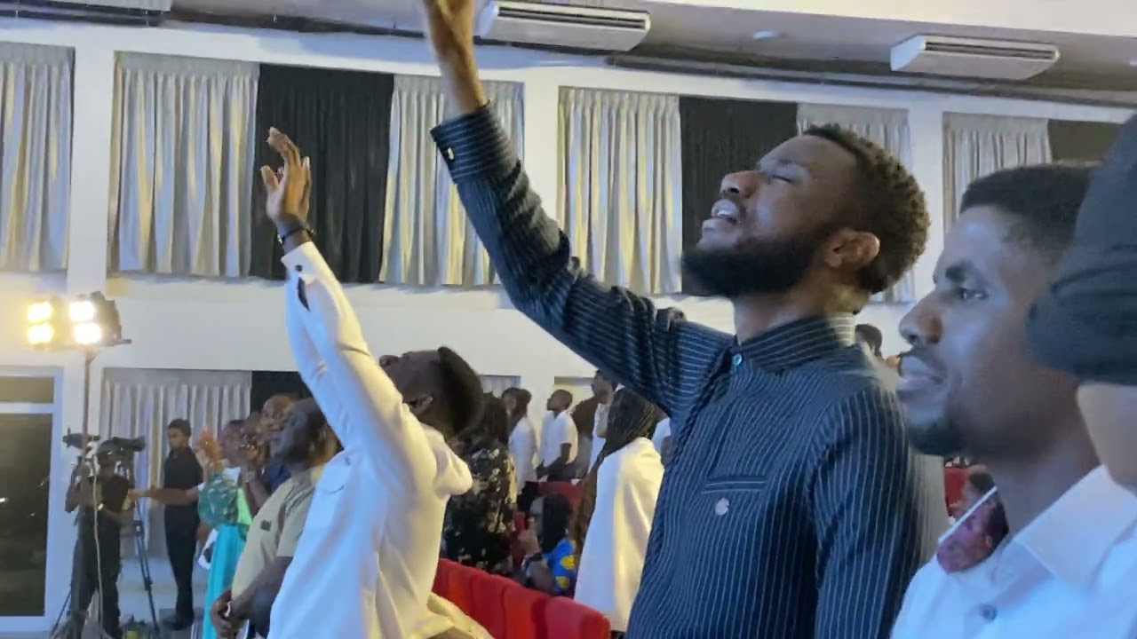 See how Luigi Maclean changed the atmosphere 