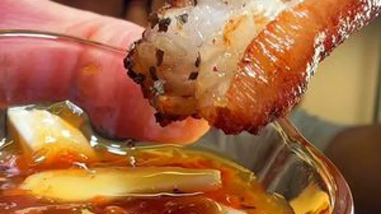 就吃一小口黄油扁扁脆牛肠，应该不会胖叭~Σ（・□・；） 偶然发现大葱居然和牛肠是绝配！#烤牛肠 #真香 #脆 #沉浸式 #声控