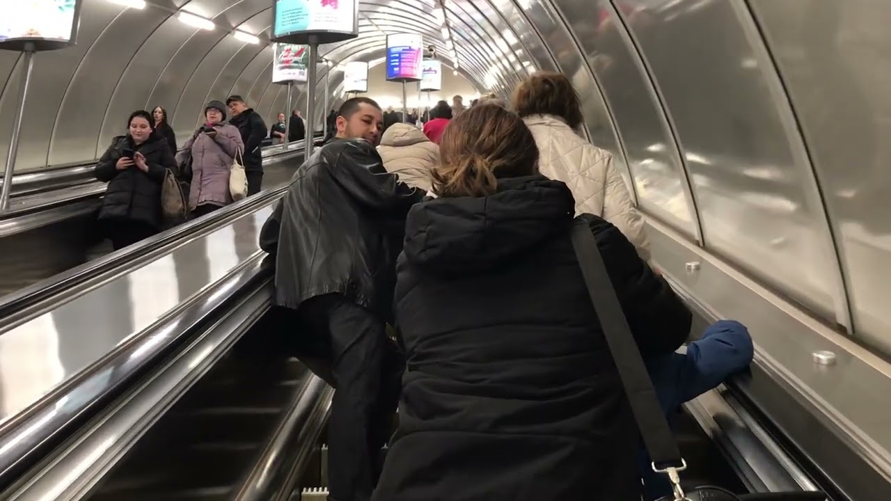 Метро Московская Питер выход к остановке в Аэропорт Пулково 12 октября