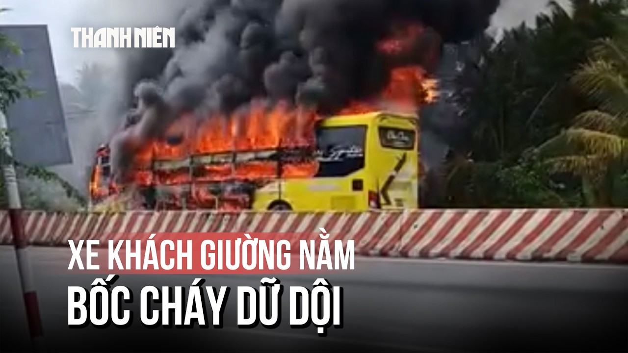 Cận cảnh xe khách giường nằm bốc cháy dữ dội trên Quốc lộ 60