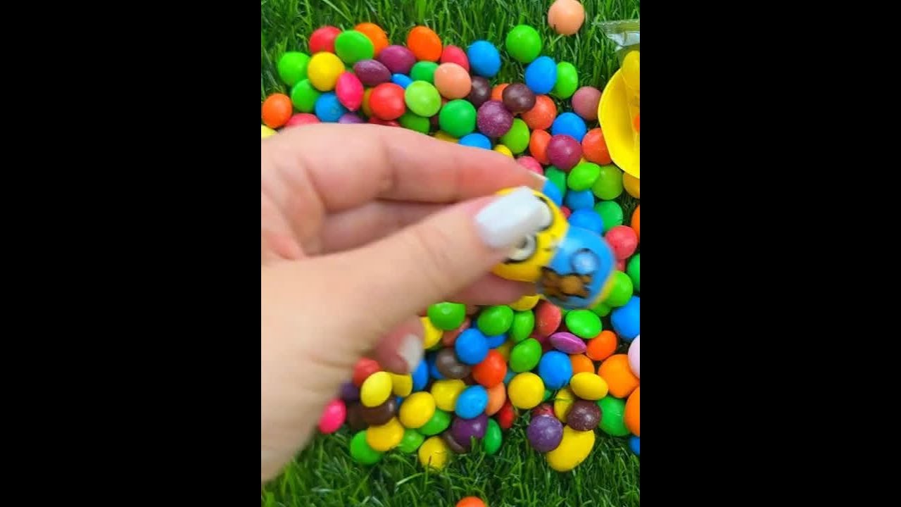 令人满意的视频_在M&M'S盒子中打开和混合彩虹糖果