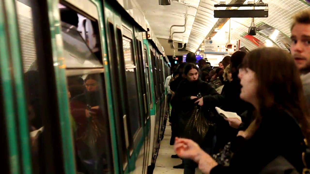 Paris Metro - crowded ligne 13 à Saint-Lazare 2010 (1)