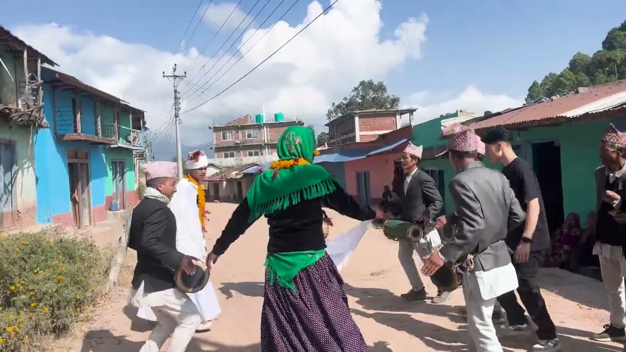 लोक सोरठीको तालमा नाच्दै