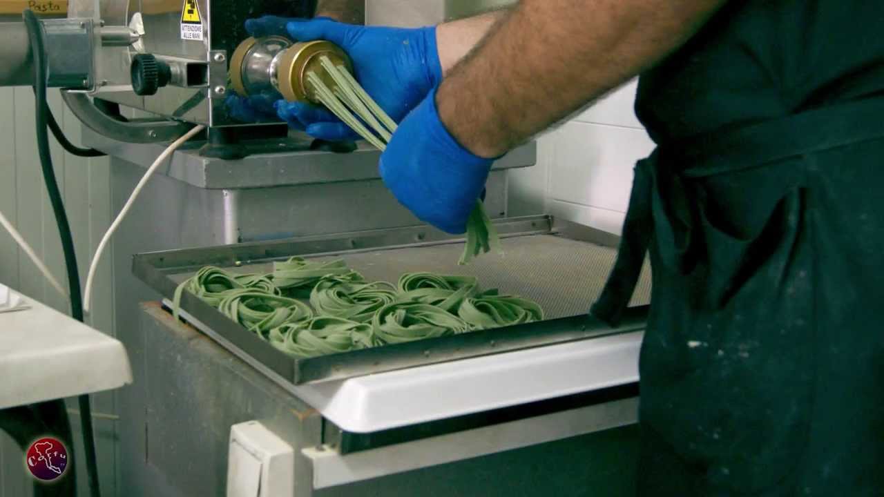 Παραγωγή χειροποίητων ζυμαρικών στην Κέρκυρα