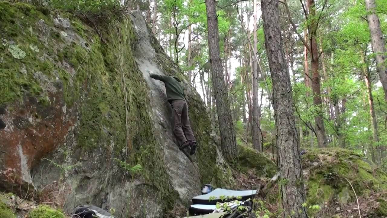 Fontainebleau bouldering - Live on Mars (6b)