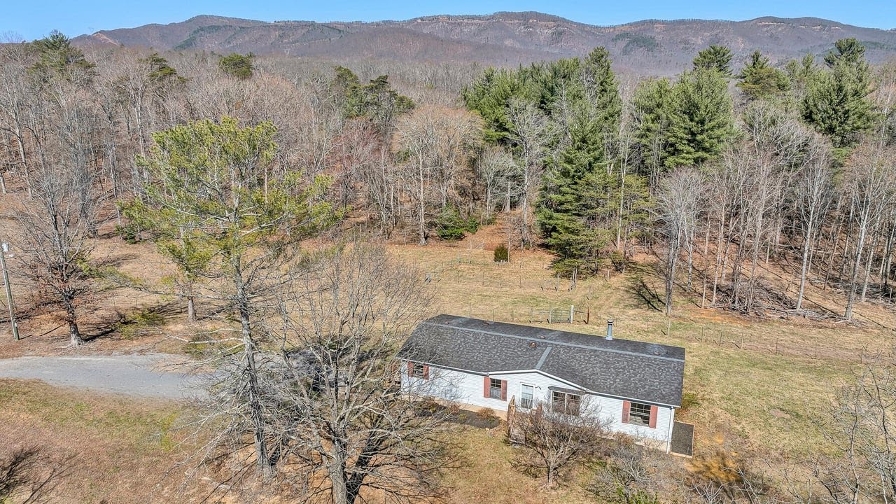 1155 Stonewall Rd, Blue Ridge, VA