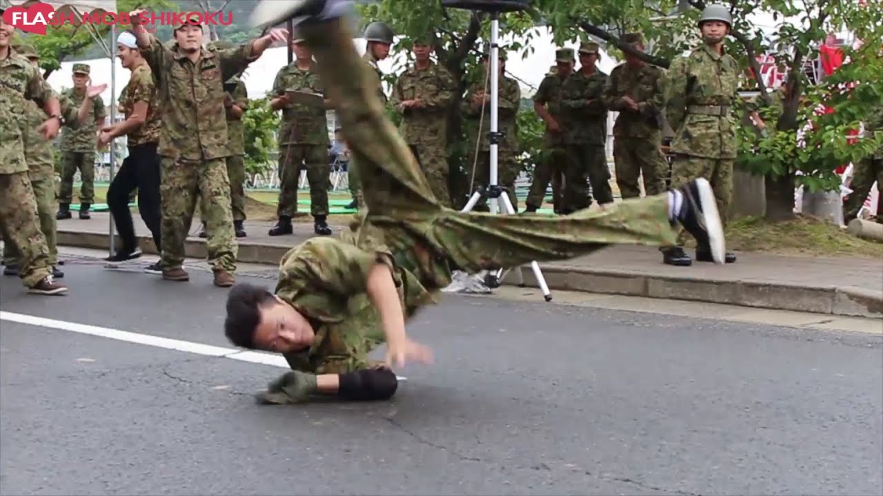 自衛隊が踊りだす！音楽隊のサプライズフラッシュモブ【第15普通科連隊創隊61周年記念行事　2015.9.6】千本桜(senbon zakura)surprise flash mob