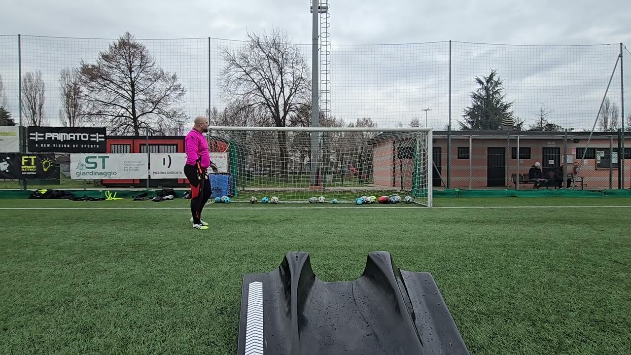 Allenamento giovani portieri, un'oretta di allenamento padre figlio, rinvio nelle mani, training!