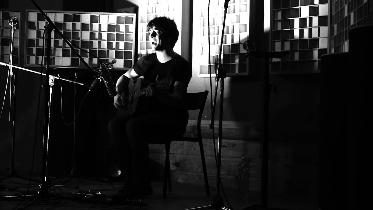 Ontziak, kanoiak, itsaso gorri baten gainean (Ekiza: Amanita Live Sessions)