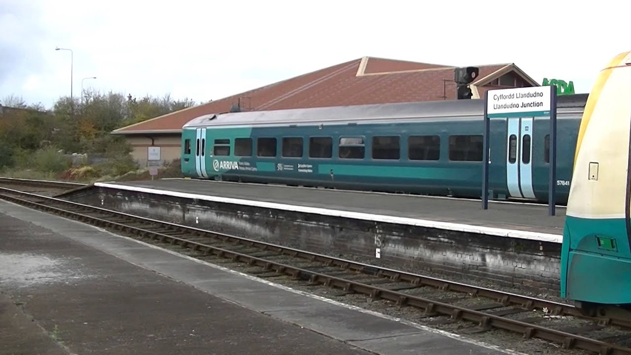 Trains at Llandudno Junction 25/10/14