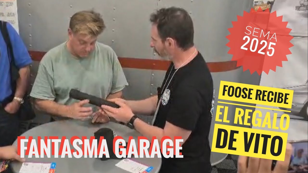 Chip Foose recibe el regalo de Vito en el Sema 2025