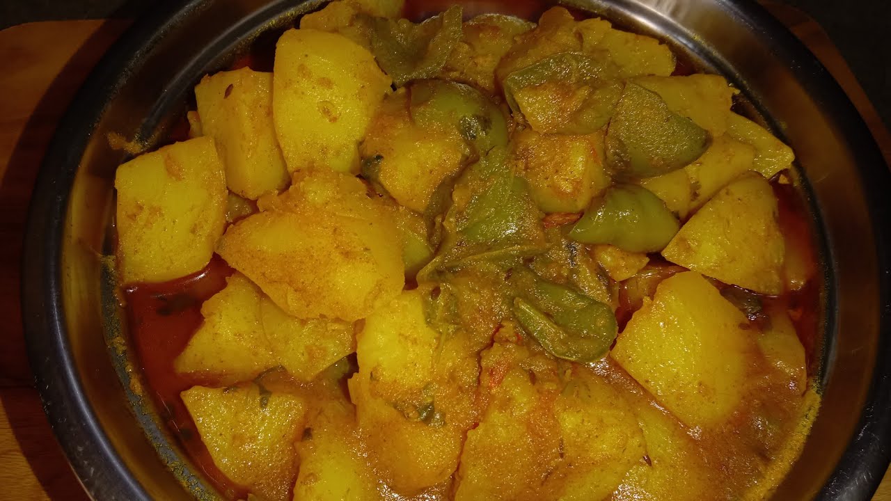 আলু ক্যাপসিকাম এর এই ঝাল ঝাল রেসিপি টা থাকলে 2 টোর বদলে 4 টে রুটি বেশি খাবেন কথা দিলাম।